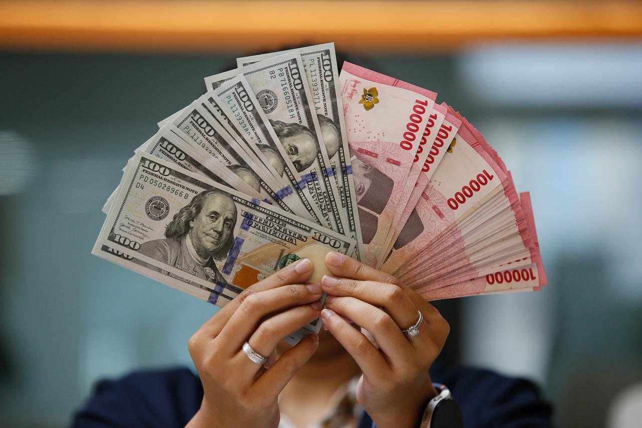Rupiah Perkasa di Akhir September, Ditutup Menguat ke Rp17.894 per Dolar AS